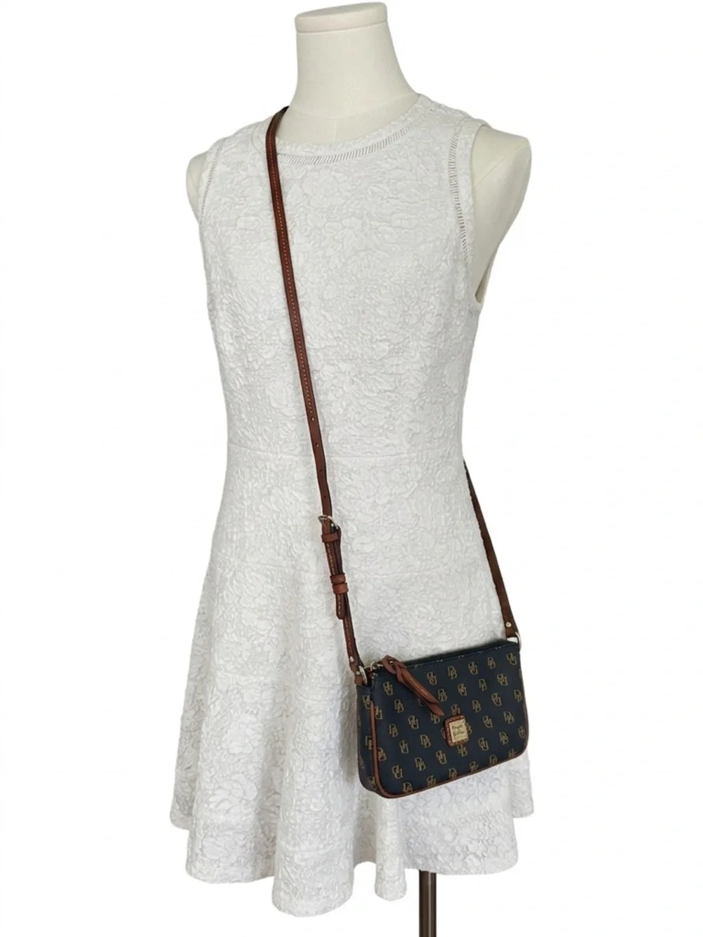 💐 Dooney & Bourke Gretta LexiCrossbody. Navy & Tan, Monogram. - Picture 3 of 11